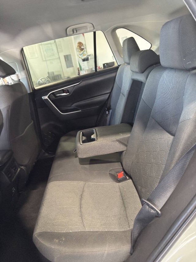 Toyota RAV4 Vehicle Full-screen Gallery Image 36