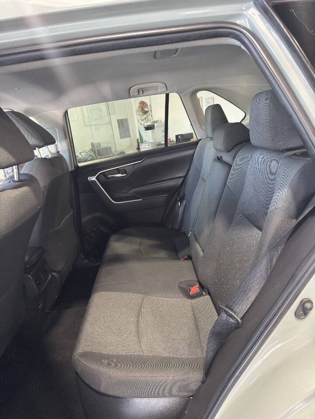 Toyota RAV4 Vehicle Full-screen Gallery Image 37