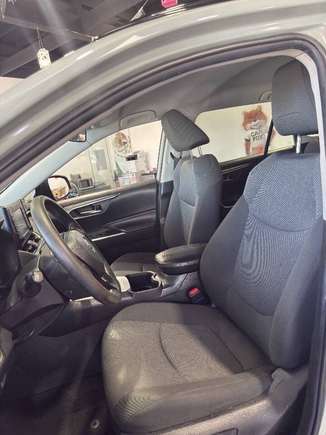 Toyota RAV4 Vehicle Full-screen Gallery Image 38