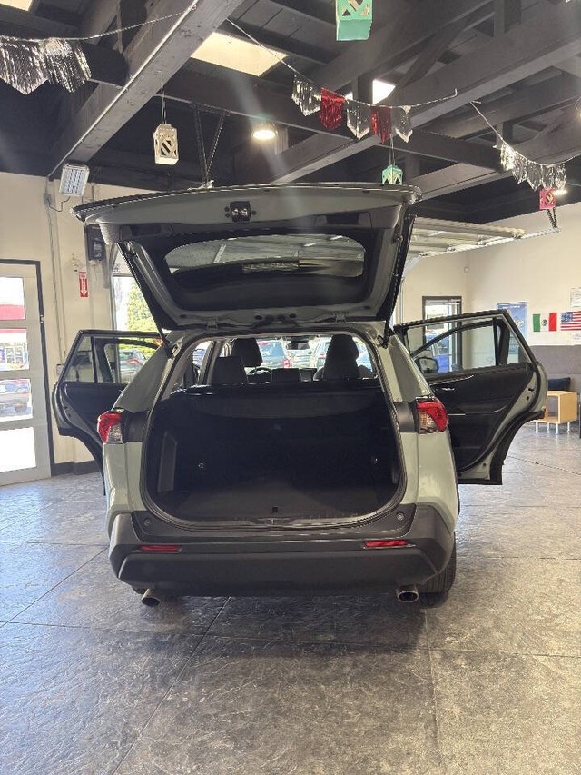 Toyota RAV4 Vehicle Full-screen Gallery Image 45