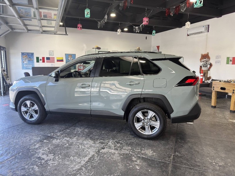 Toyota RAV4 Vehicle Full-screen Gallery Image 12