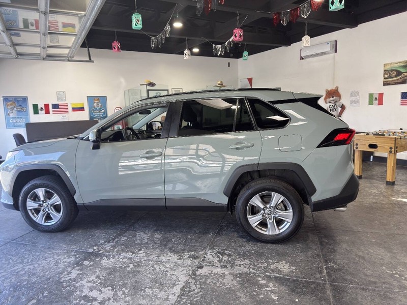 Toyota RAV4 Vehicle Full-screen Gallery Image 13