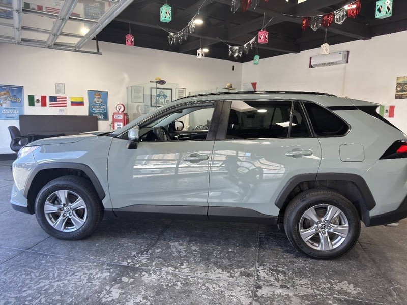 Toyota RAV4 Vehicle Full-screen Gallery Image 14