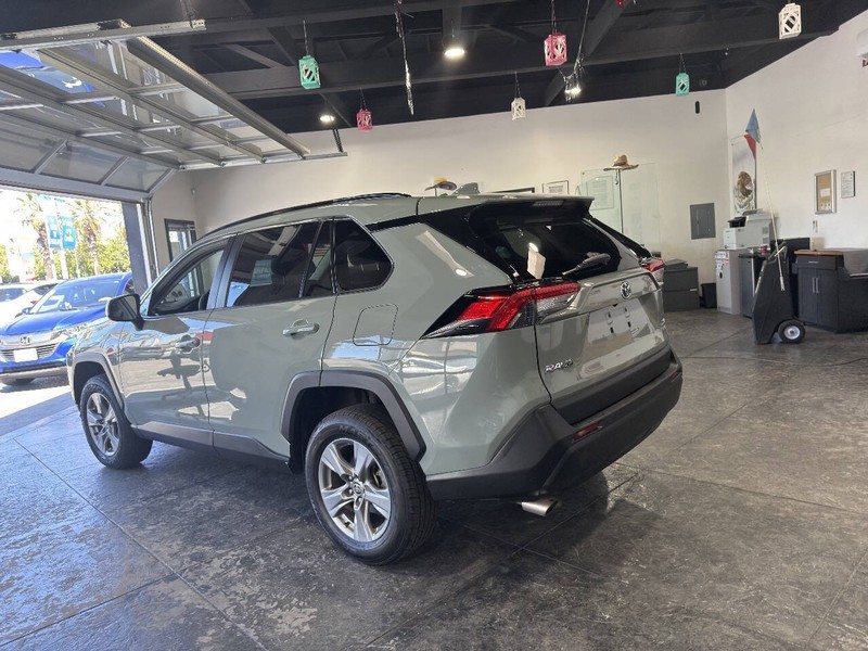 Toyota RAV4 Vehicle Full-screen Gallery Image 16