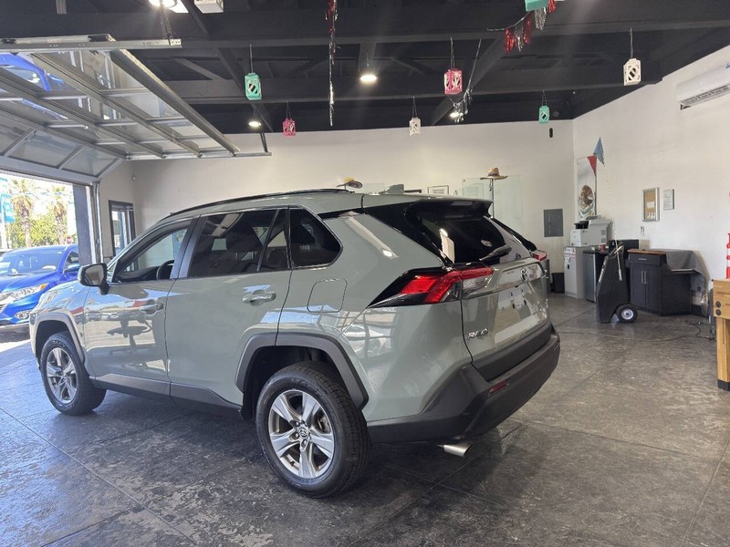 Toyota RAV4 Vehicle Full-screen Gallery Image 17