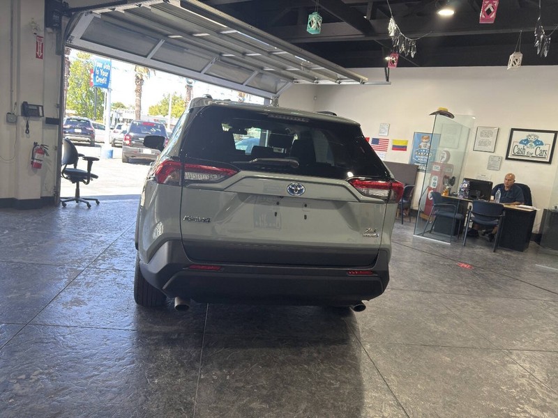 Toyota RAV4 Vehicle Full-screen Gallery Image 18