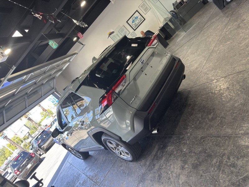Toyota RAV4 Vehicle Full-screen Gallery Image 20