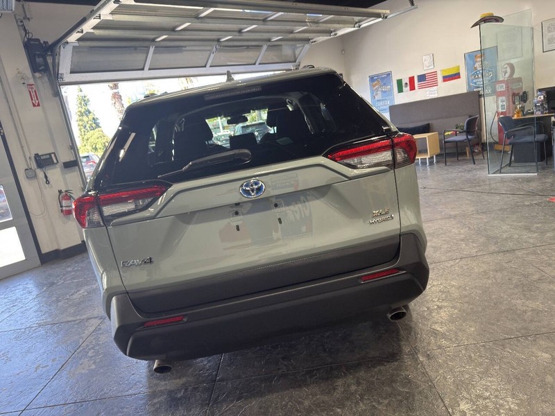 Toyota RAV4 Vehicle Full-screen Gallery Image 22