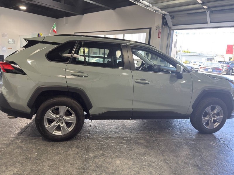 Toyota RAV4 Vehicle Full-screen Gallery Image 26