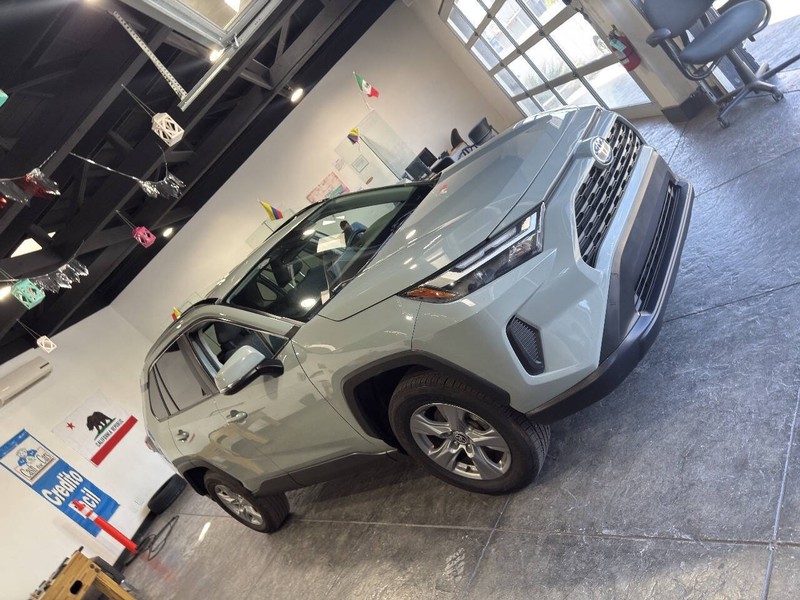 Toyota RAV4 Vehicle Full-screen Gallery Image 27