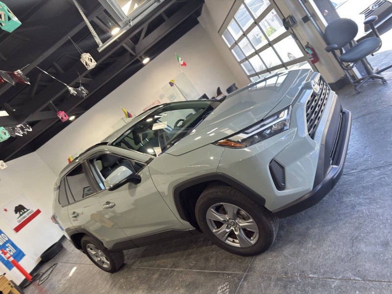 Toyota RAV4 Vehicle Full-screen Gallery Image 28