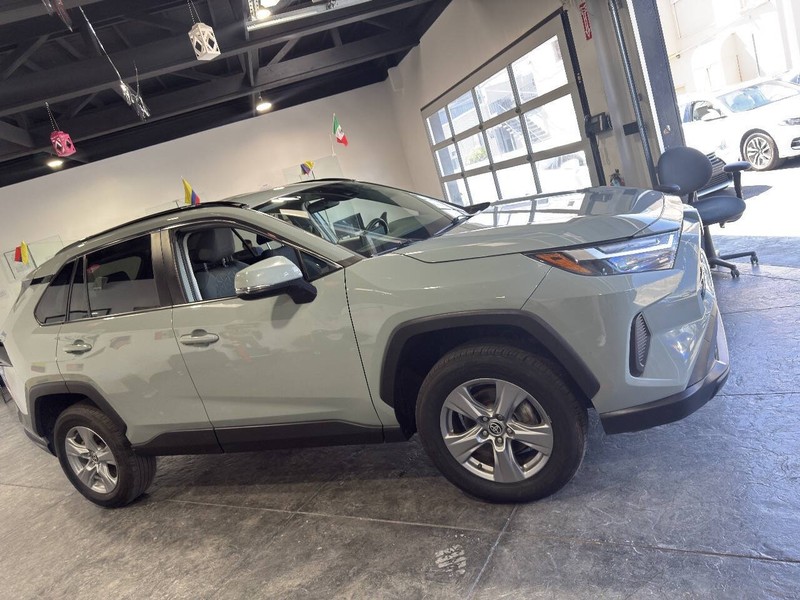 Toyota RAV4 Vehicle Full-screen Gallery Image 29