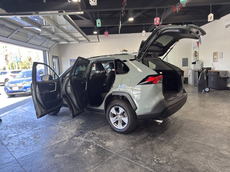 Toyota RAV4 Vehicle Full-screen Gallery Image 39