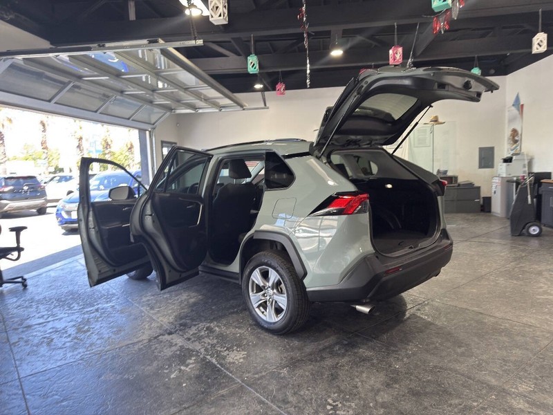 Toyota RAV4 Vehicle Full-screen Gallery Image 40
