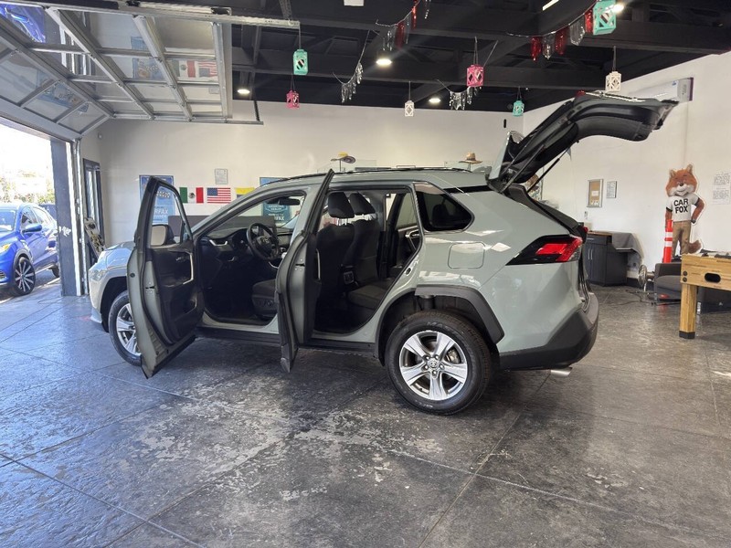 Toyota RAV4 Vehicle Full-screen Gallery Image 42