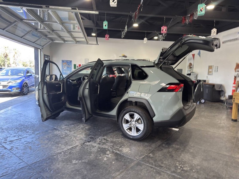 Toyota RAV4 Vehicle Full-screen Gallery Image 43