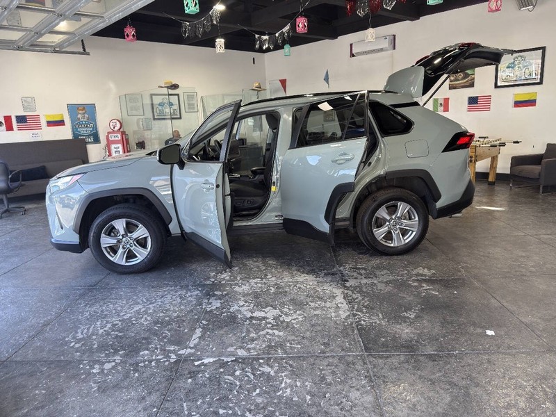 Toyota RAV4 Vehicle Full-screen Gallery Image 48