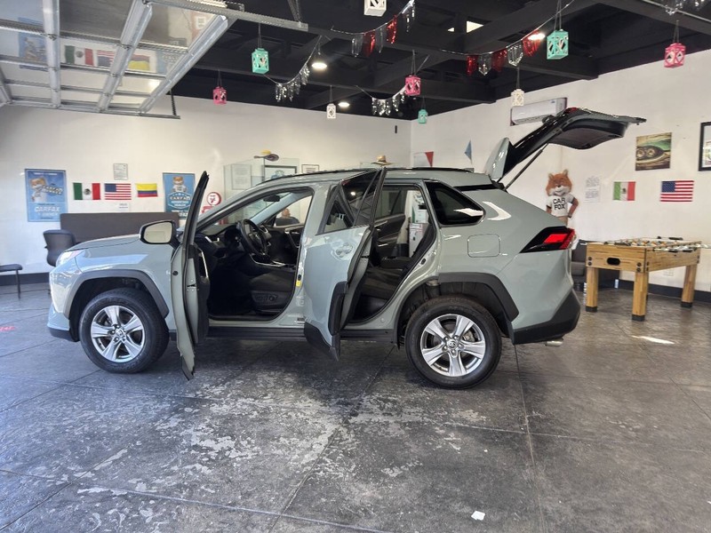 Toyota RAV4 Vehicle Full-screen Gallery Image 50