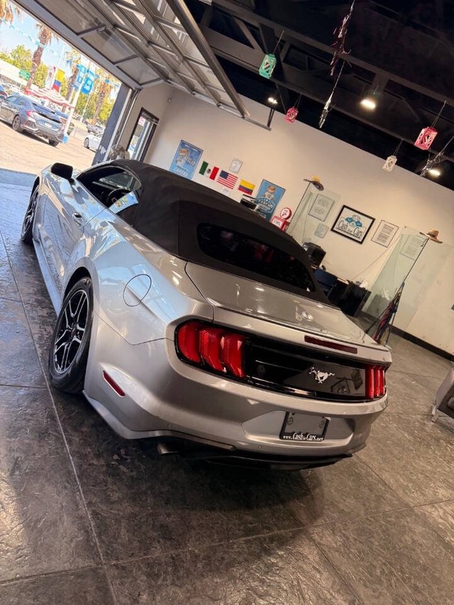Ford Mustang Vehicle Full-screen Gallery Image 12
