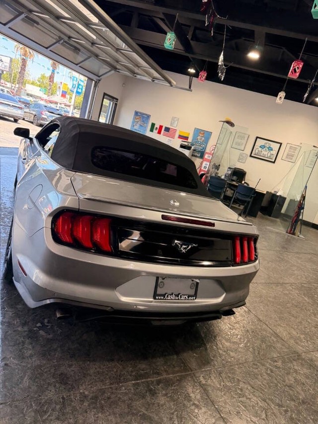Ford Mustang Vehicle Full-screen Gallery Image 16