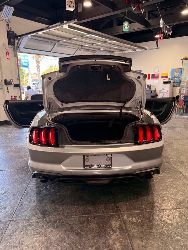 Ford Mustang Vehicle Full-screen Gallery Image 34