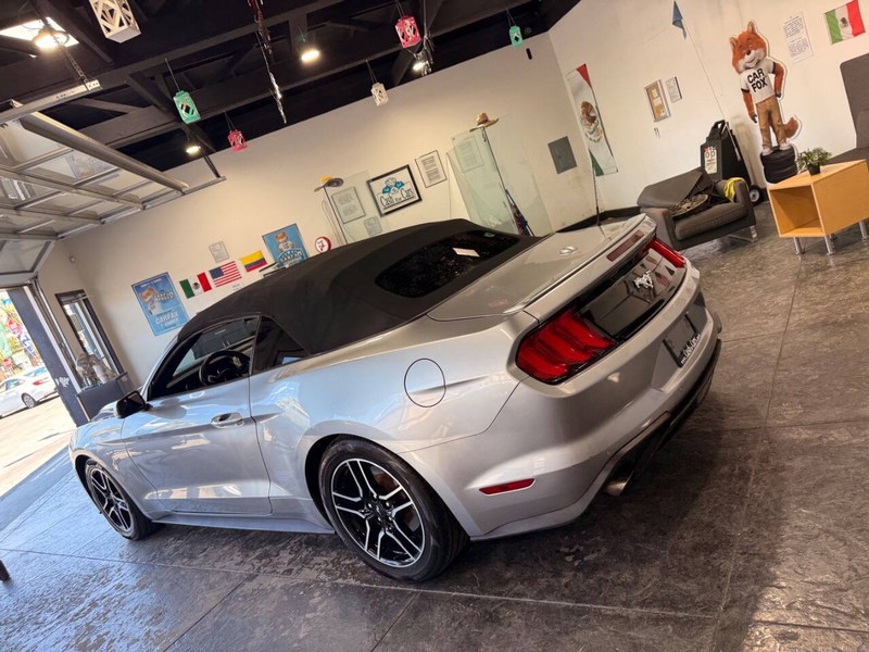 Ford Mustang Vehicle Full-screen Gallery Image 13