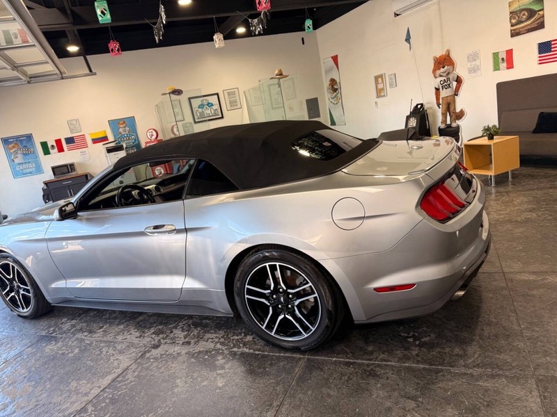 Ford Mustang Vehicle Full-screen Gallery Image 14