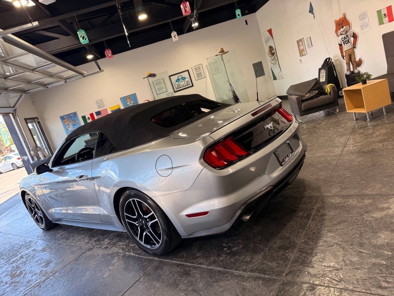 Ford Mustang Vehicle Full-screen Gallery Image 17