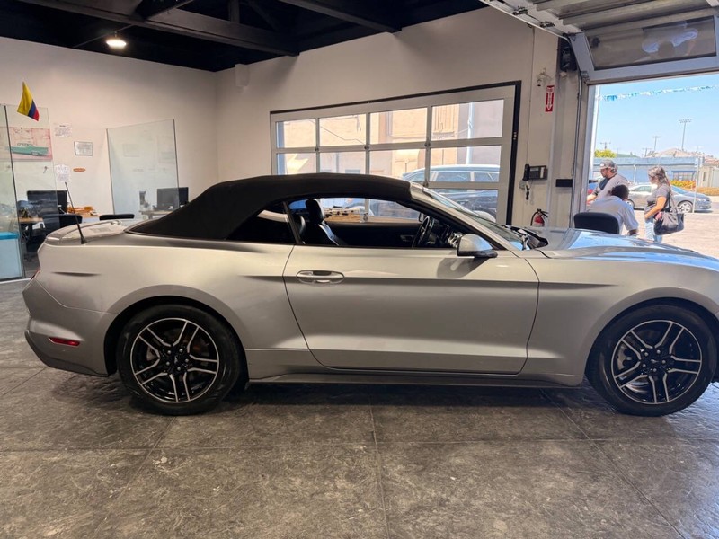 Ford Mustang Vehicle Full-screen Gallery Image 18