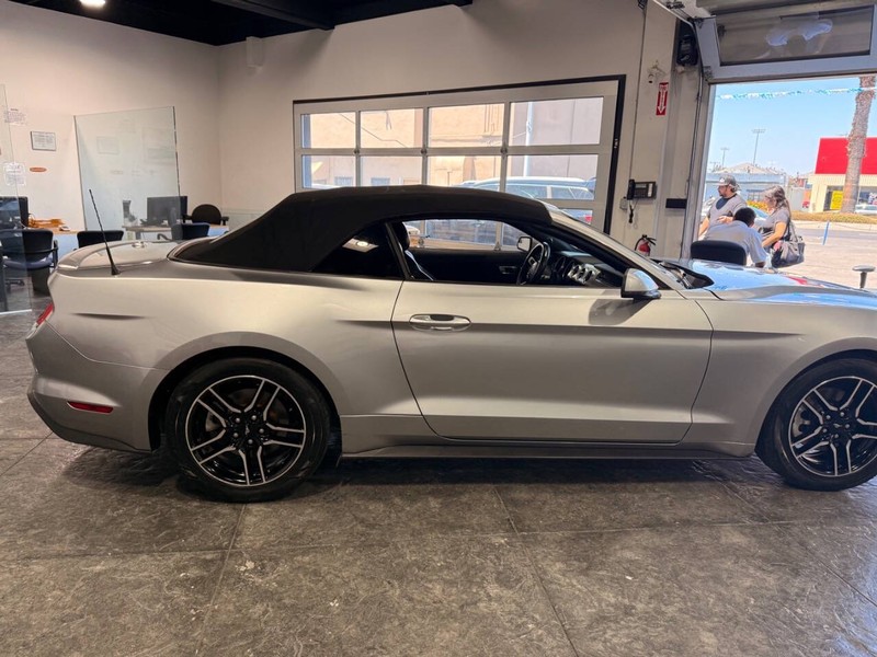 Ford Mustang Vehicle Full-screen Gallery Image 19