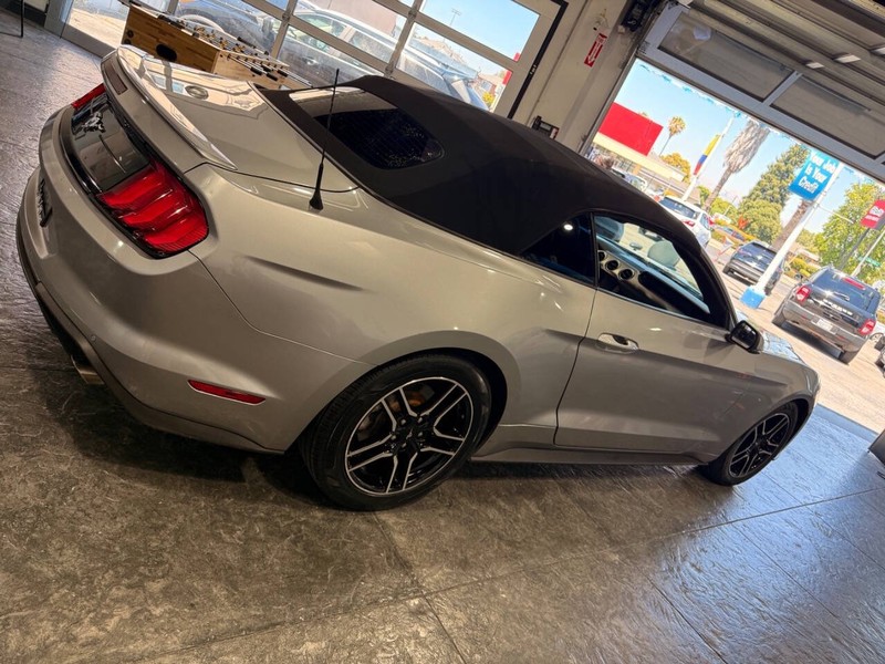 Ford Mustang Vehicle Full-screen Gallery Image 20