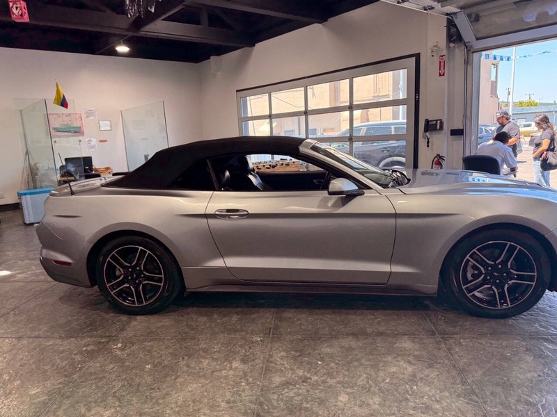Ford Mustang Vehicle Full-screen Gallery Image 23