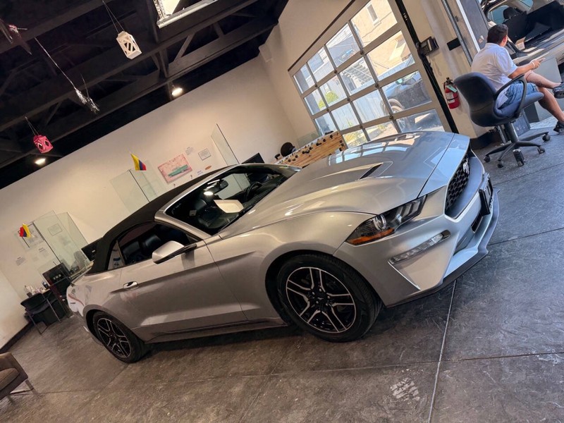 Ford Mustang Vehicle Full-screen Gallery Image 24