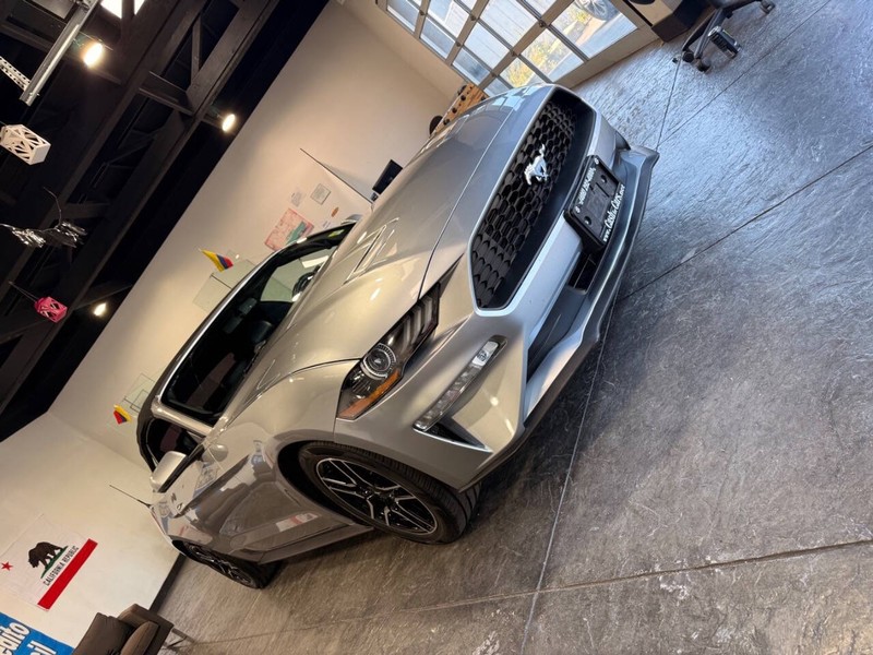 Ford Mustang Vehicle Full-screen Gallery Image 27