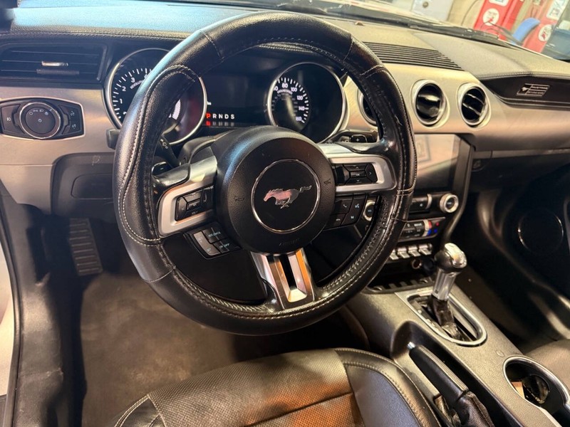 Ford Mustang Vehicle Full-screen Gallery Image 32
