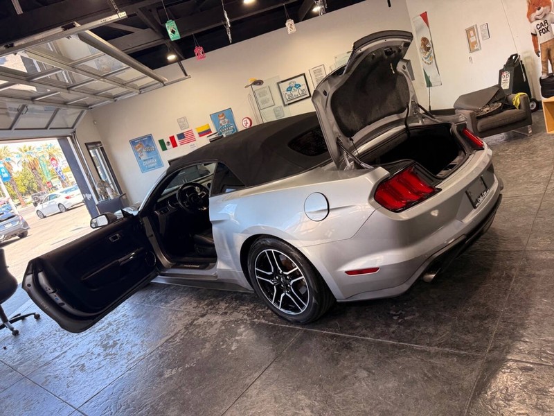 Ford Mustang Vehicle Full-screen Gallery Image 38