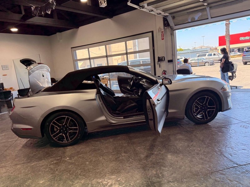 Ford Mustang Vehicle Full-screen Gallery Image 42