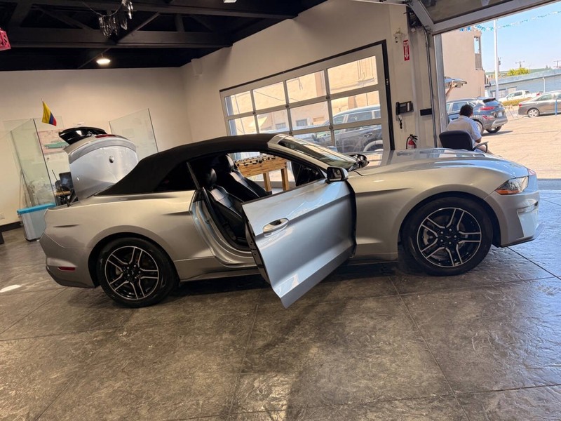 Ford Mustang Vehicle Full-screen Gallery Image 43