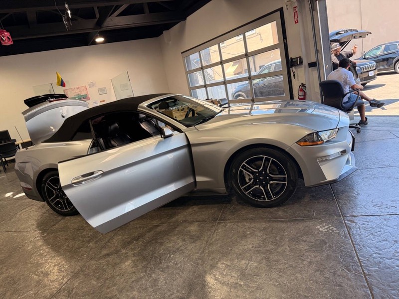 Ford Mustang Vehicle Full-screen Gallery Image 44