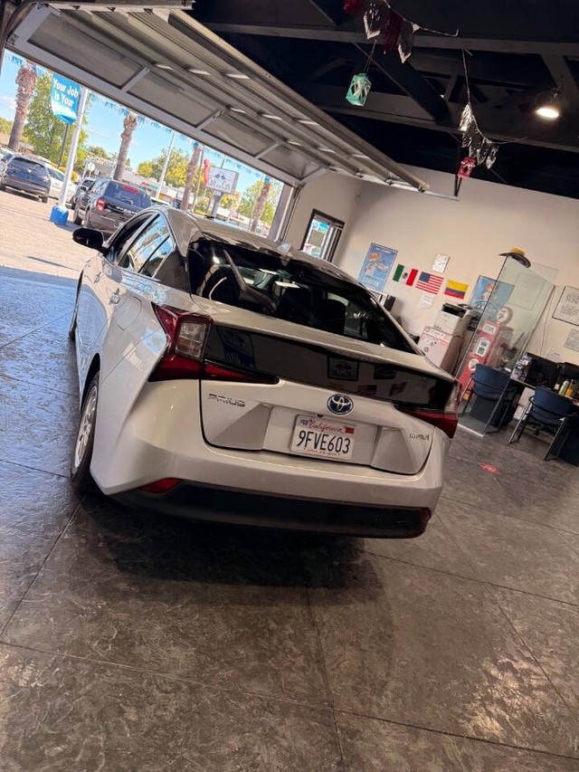 Toyota Prius Vehicle Full-screen Gallery Image 22