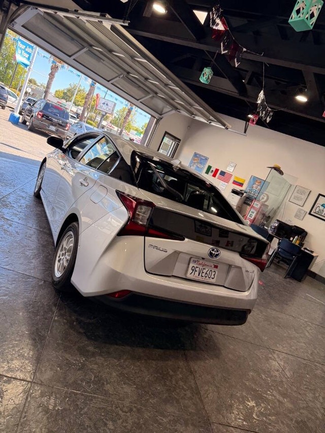 Toyota Prius Vehicle Full-screen Gallery Image 23