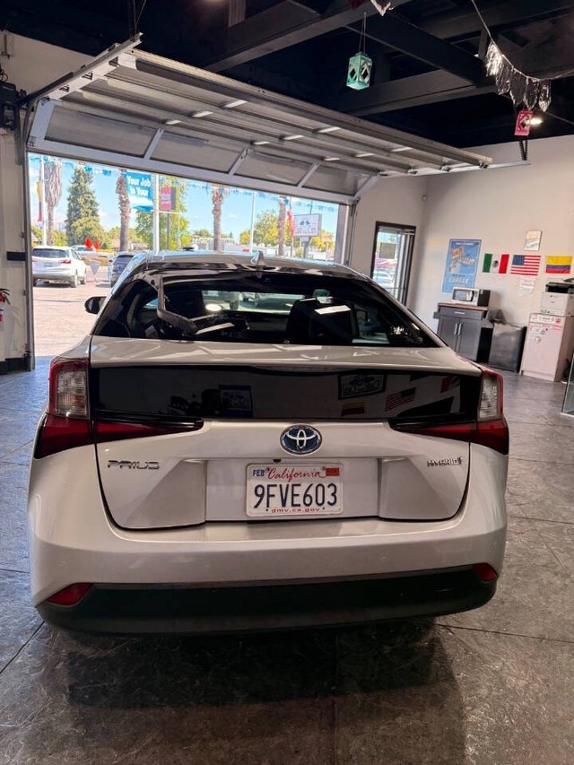 Toyota Prius Vehicle Full-screen Gallery Image 27