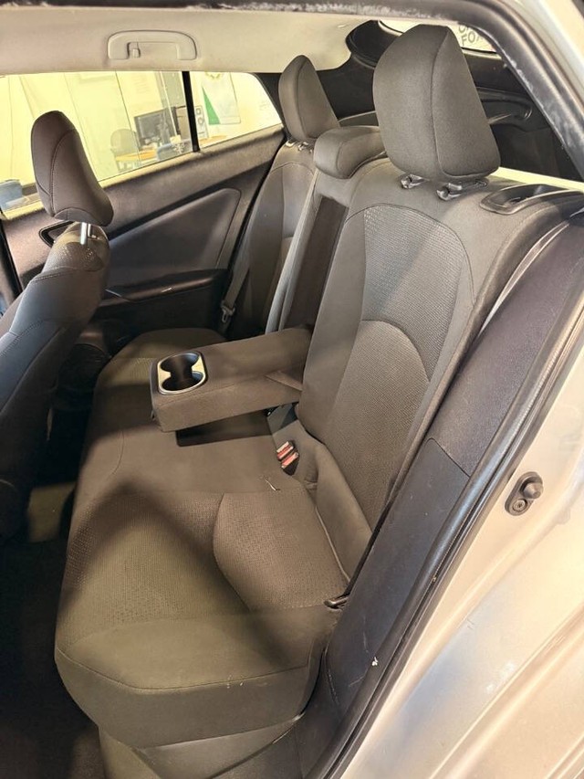 Toyota Prius Vehicle Full-screen Gallery Image 40