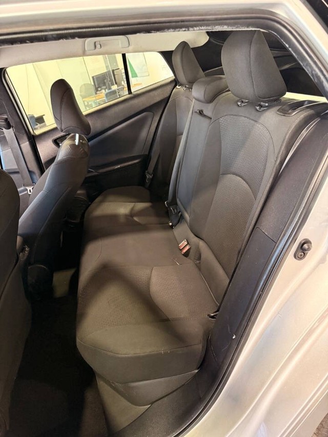 Toyota Prius Vehicle Full-screen Gallery Image 41