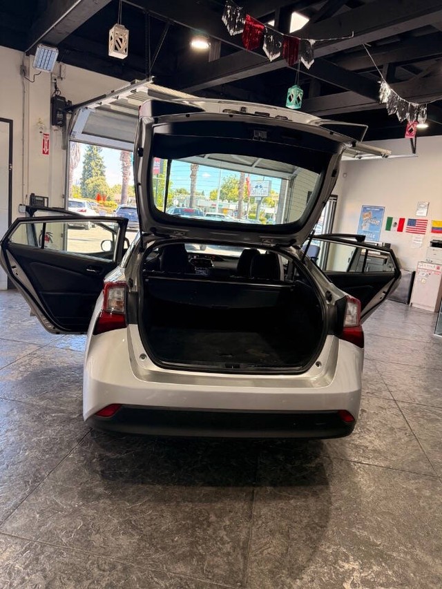 Toyota Prius Vehicle Full-screen Gallery Image 45
