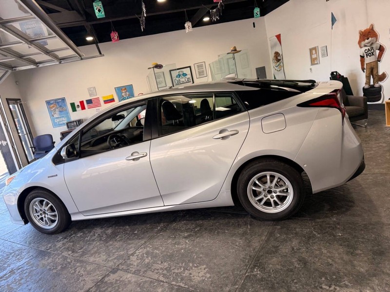 Toyota Prius Vehicle Full-screen Gallery Image 12