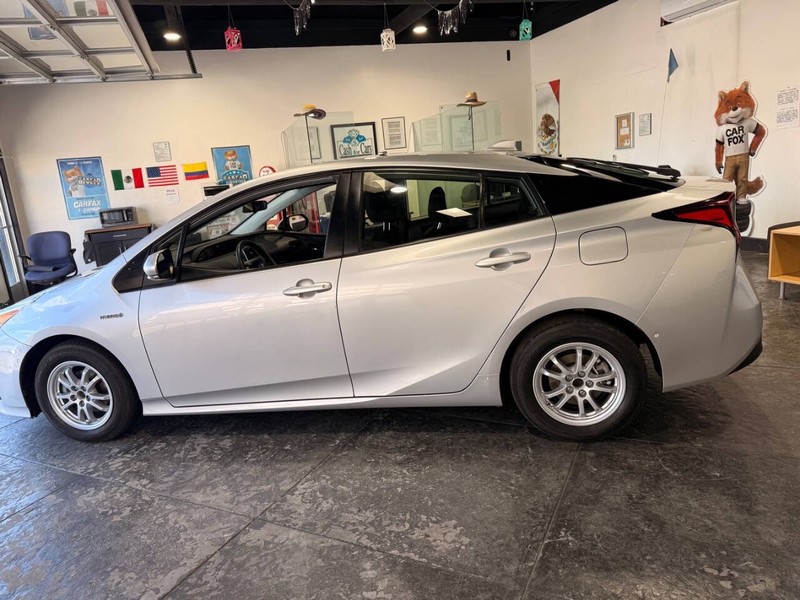 Toyota Prius Vehicle Full-screen Gallery Image 13