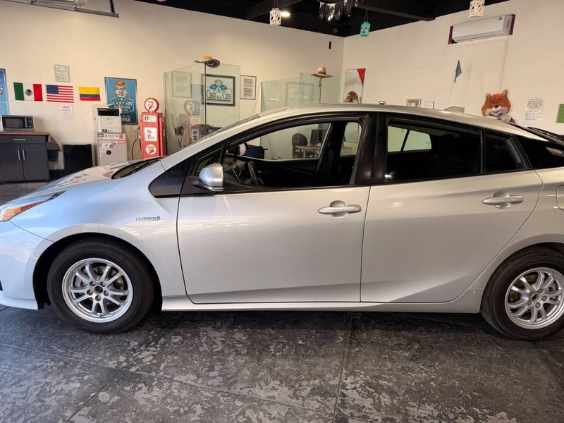 Toyota Prius Vehicle Full-screen Gallery Image 14