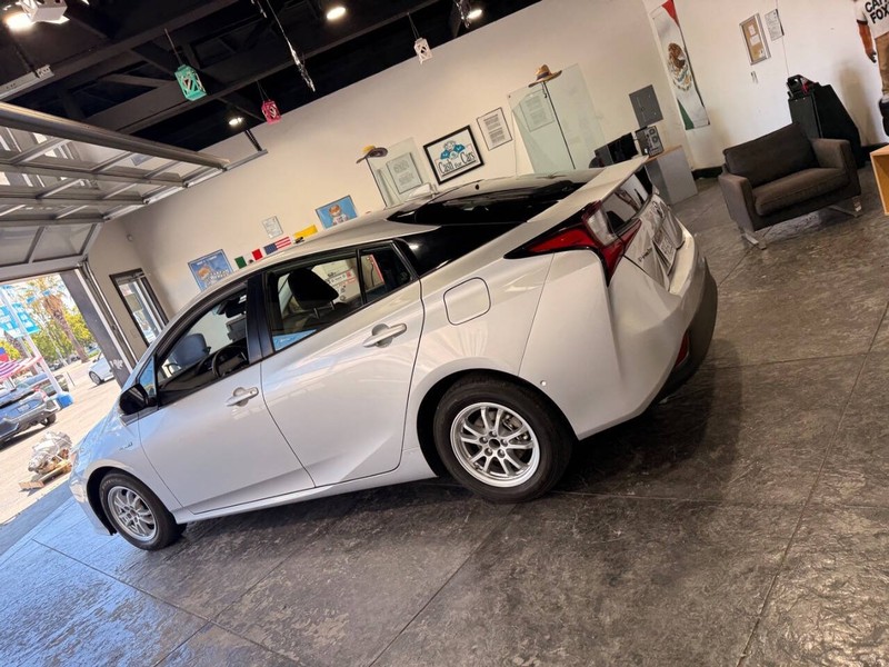 Toyota Prius Vehicle Full-screen Gallery Image 15