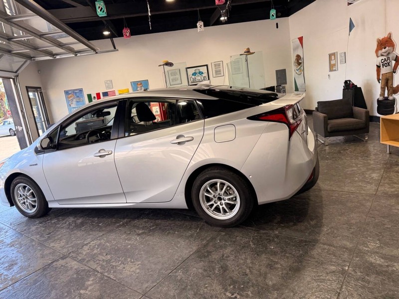 Toyota Prius Vehicle Full-screen Gallery Image 16